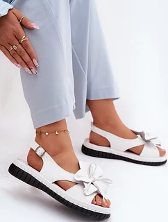 Kožené dámské sandály s ozdobným květem model 22125980 Bílé - VINCEZA