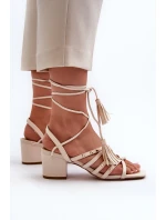 Šněrovací sandály na nízkém podpatku zdobené béžové model 21661665 - EVENTO Šněrovací sandály na nízkém podpatku zdobené béžové model 21661665 - EVENTO