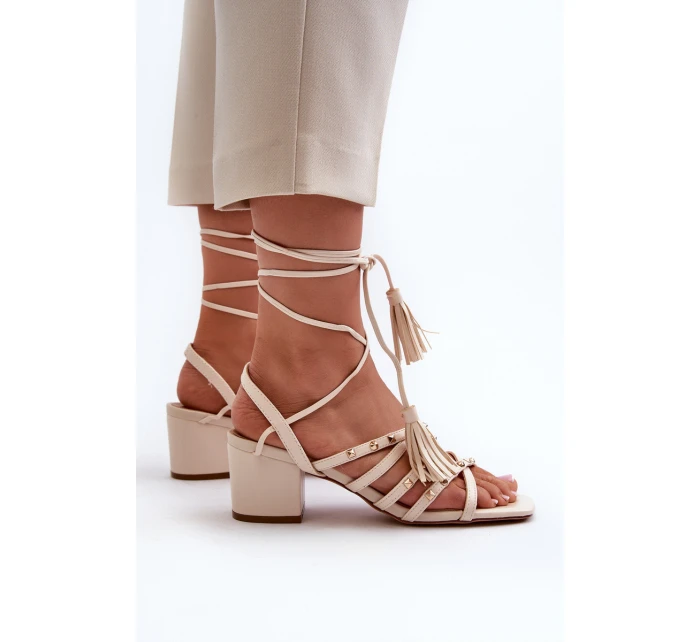 Šněrovací sandály na nízkém podpatku zdobené béžové model 21661665 - EVENTO Šněrovací sandály na nízkém podpatku zdobené béžové model 21661665 - EVENTO