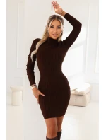 652-2 Elegantní vypasované svetrové šaty s rolákem, které krásně zvýrazňují postavu - čokoládová barva