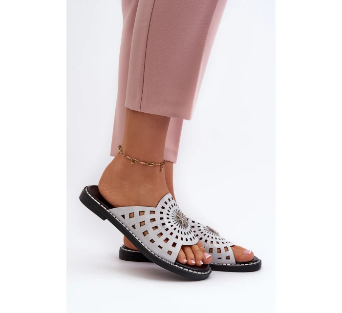 Lesklé dámské žabky na ploché podrážce s ozdobou stříbrné model 21658410 - Boto Lesklé dámské žabky na ploché podrážce s ozdobou stříbrné model 21658410 - Boto