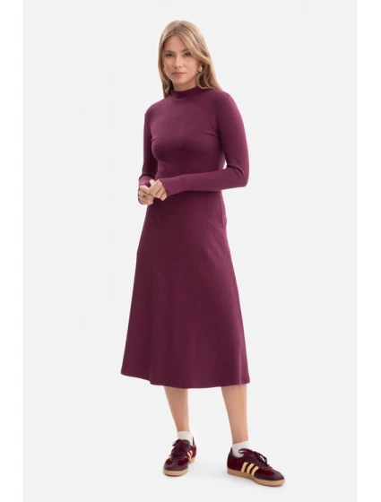 B299 Žebrované midi šaty s asymetrickým pasem - švestka