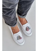 Kožené dámské mokasíny s třásněmi na platformě a klínu bílé model 21685448 - EVENTO