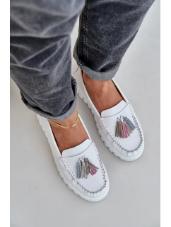 Kožené dámské mokasíny s třásněmi na platformě a klínu bílé model 21685448 - EVENTO