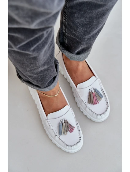 Kožené dámské mokasíny s třásněmi na platformě a klínu bílé model 21685448 - EVENTO