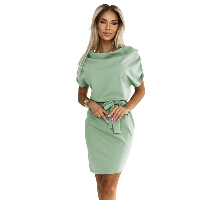 pohodlné šaty s asymetrickou sukní a páskem pistáciová barva model 22108719 - numoco