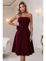 – elegantní midi šaty bez ramínek ve stylu s mašlí – bordó model 22405098 - numoco – elegantní midi šaty bez ramínek ve stylu s mašlí – bordó model 22405098 - numoco