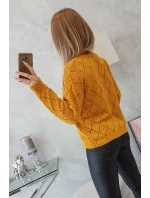 Svetr s rolákem a vzorem hořčicové barvy model 18745510 - K-Fashion Svetr s rolákem a vzorem hořčicové barvy model 18745510 - K-Fashion