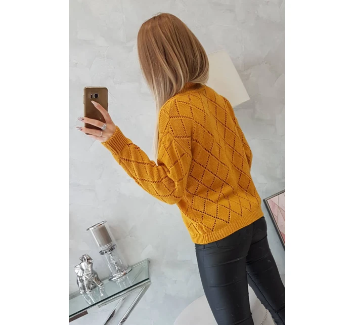 Svetr s rolákem a vzorem hořčicové barvy model 18745510 - K-Fashion Svetr s rolákem a vzorem hořčicové barvy model 18745510 - K-Fashion