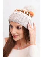 Dámská zimní čepice s vlnou a nápisem s velkým pomponem K422 béžová Dámská zimní čepice s vlnou a nápisem s velkým pomponem K422 béžová