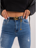 Tmavě modré vypasované džíny s páskem