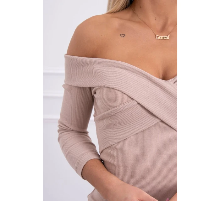 Přiléhavé šaty s výstřihem do V světle béžové barvy Přiléhavé šaty s výstřihem do V světle béžové barvy