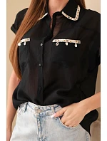 Dámská košile z model 22048777 s ozdobným límečkem a kapsami černá - K-Fashion