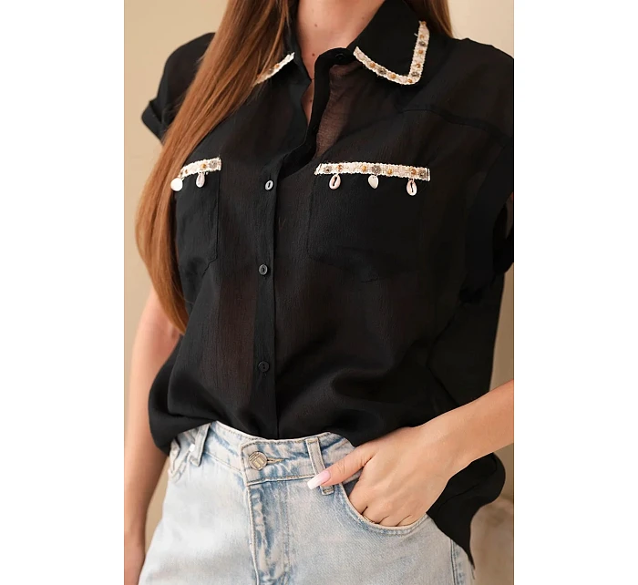 Dámská košile z model 22048777 s ozdobným límečkem a kapsami černá - K-Fashion