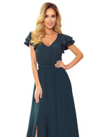Dlouhé dámské šaty v lahvově zelené barvě s výstřihem a volánky model 8489484 - numoco