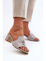 Dámské šedé sandály z semiše na podpatku model 21666896 - Boto Dámské šedé sandály z semiše na podpatku model 21666896 - Boto