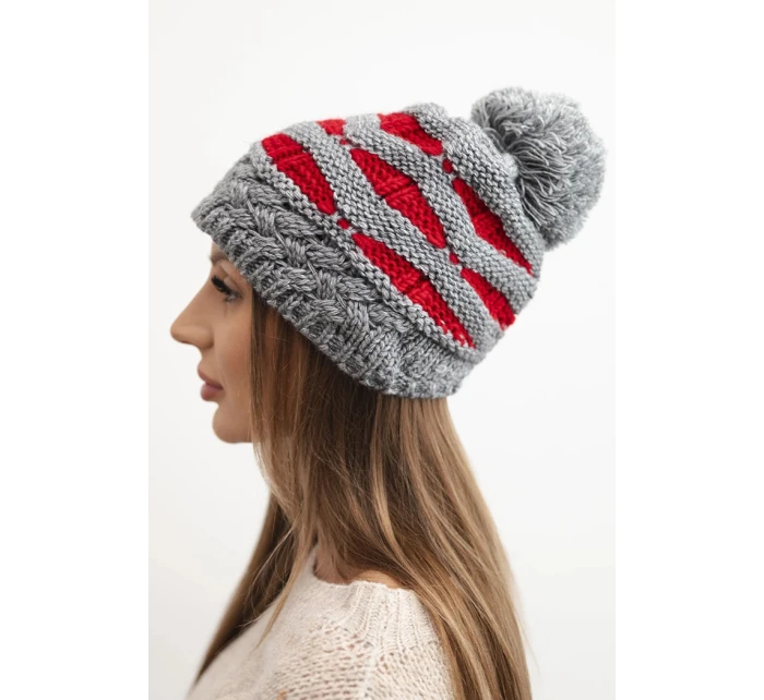 Dámská zimní pletená čepice s bambulí a copánkovým vzorem K466 šedá Dámská zimní pletená čepice s bambulí a copánkovým vzorem K466 šedá