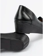 Pěkné dámské černé  polobotky na klínku