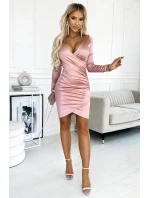 Saténové dámské šaty ve špinavě růžové barvě s přeloženým obálkovým výstřihem a dlouhými rukávy model 18611832 - numoco Saténové dámské šaty ve špinavě růžové barvě s přeloženým obálkovým výstřihem a dlouhými rukávy model 18611832 - numoco