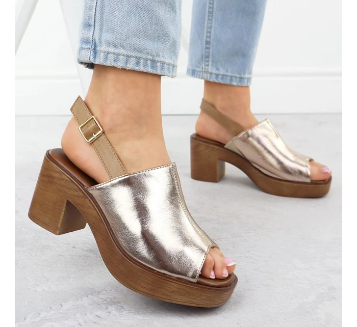 Dámské zlaté sandály na jehlovém podpatku M.Daszynski model 22051585 - M. Daszyński