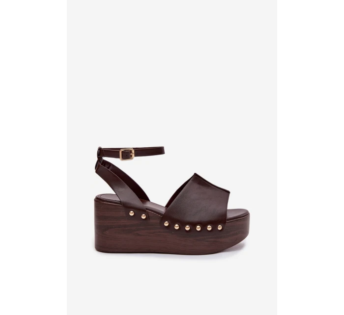 Dámské sandály na platformě se zlatými sponami čokoládové model 21960939 - Boto