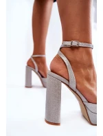 Dámské sandály třpytivé na podpatku stříbrne model 21596991 - Boto Dámské sandály třpytivé na podpatku stříbrne model 21596991 - Boto