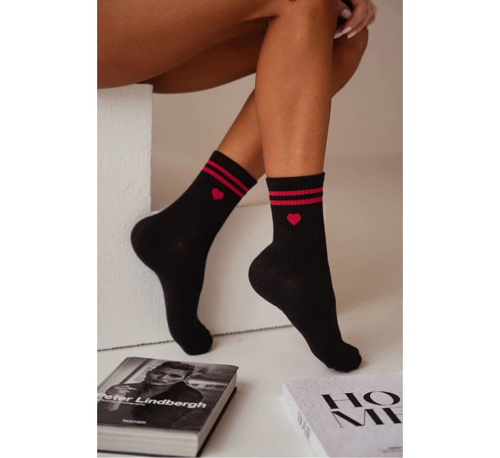 Dámské bavlněné ponožky srdce a proužky – černé Dámské bavlněné ponožky srdce a proužky – černé