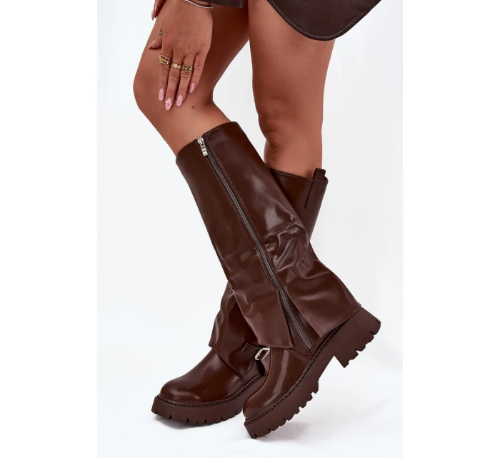 Dámské zateplené kozačky s vyhrnutou holení a přezkou Fiorae – čokoládové, eko semiš Dámské zateplené kozačky s vyhrnutou holení a přezkou Fiorae – čokoládové, eko semiš