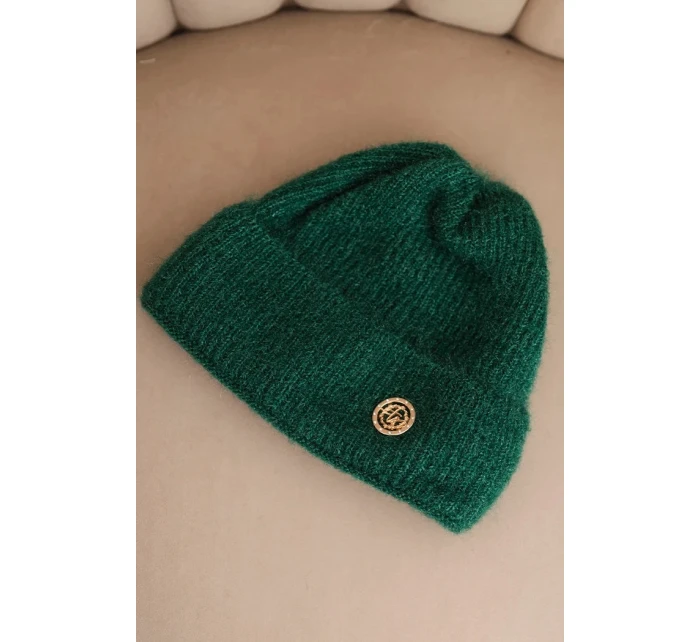 Dámská zimní čepice model 21441770 s ozdobným knoflíkem zelená - K-Fashion Dámská zimní čepice model 21441770 s ozdobným knoflíkem zelená - K-Fashion