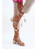 Šněrovací sandály na nízkém podpatku zdobené béžové model 21661665 - EVENTO Šněrovací sandály na nízkém podpatku zdobené béžové model 21661665 - EVENTO