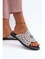 Lesklé dámské žabky na ploché podrážce s ozdobou stříbrné model 21658410 - Boto Lesklé dámské žabky na ploché podrážce s ozdobou stříbrné model 21658410 - Boto