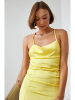 Smyslné žluté šaty s otevřenými zády