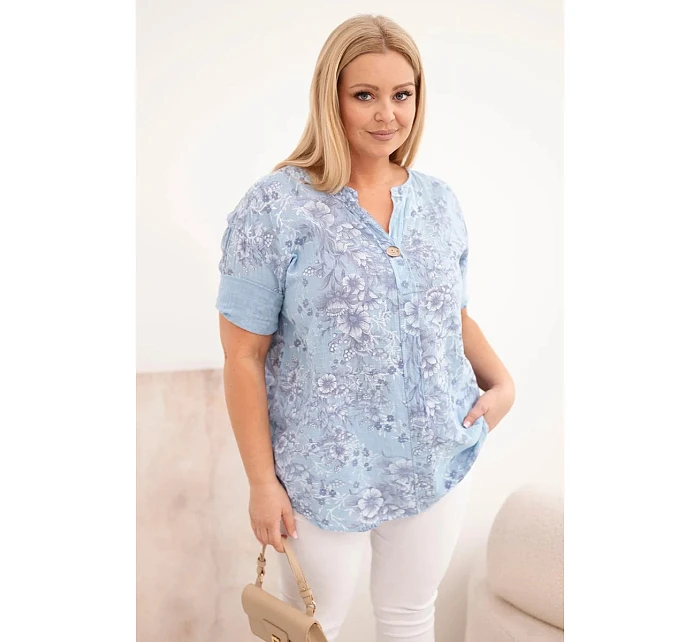 Dámská bavlněná halenka plus size s krátkým rukávem a ozdobným knoflíkem modrá
