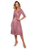 Sametové zavinovací midi šaty  růžové model 18003864 - Moe
