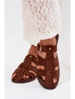 Dámské nazouváky na ploché podrážce s pásky a zlatou sponou Bežové model 22032105 - Boto