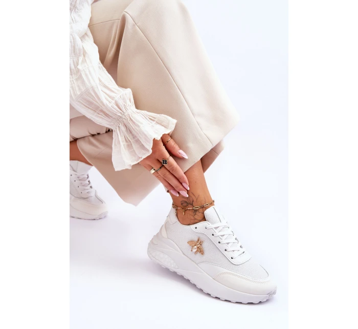 Lesklá sportovní obuv s zdobením Bíle model 21620621 - Boto Lesklá sportovní obuv s zdobením Bíle model 21620621 - Boto