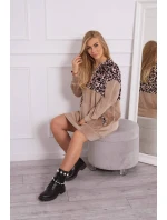 Velurové šaty s leopardím potiskem v béžové barvě Velurové šaty s leopardím potiskem v béžové barvě