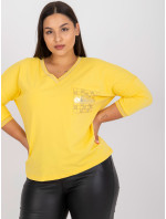 Žlutá bavlněná halenka větší velikosti s ozdobnou kapsou