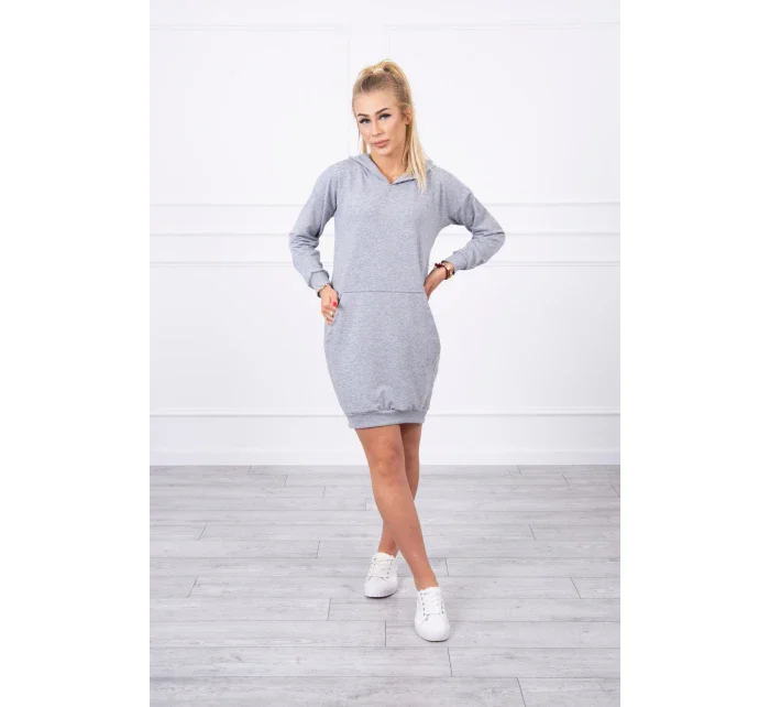 Šedé šaty s kapucí