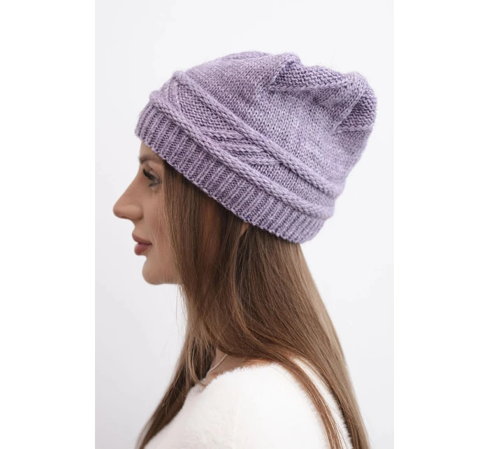Dámská zimní čepice z vlny a s propleteným vzorem K428 fialová Dámská zimní čepice z vlny a s propleteným vzorem K428 fialová