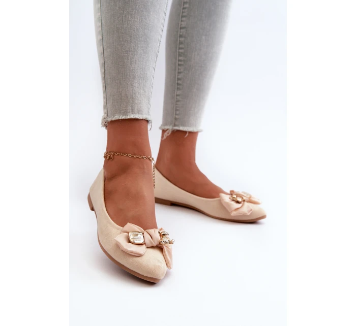 Dámské lodičky z ekologického semiše s mašlí a broží v jemně béžové barvě Satris