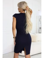 model 21943494 Smyslné tužkové šaty s krátkými rukávy a ozdobným výstřihem tmavě modré - numoco
