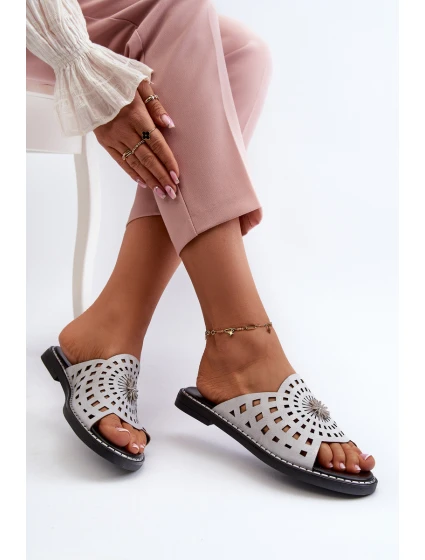 Lesklé dámské žabky na ploché podrážce s ozdobou stříbrné model 21658410 - Boto Lesklé dámské žabky na ploché podrážce s ozdobou stříbrné model 21658410 - Boto