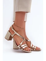 Sametové sandály na nízkém podpatku model 21661305 Zlaté - Maciejka