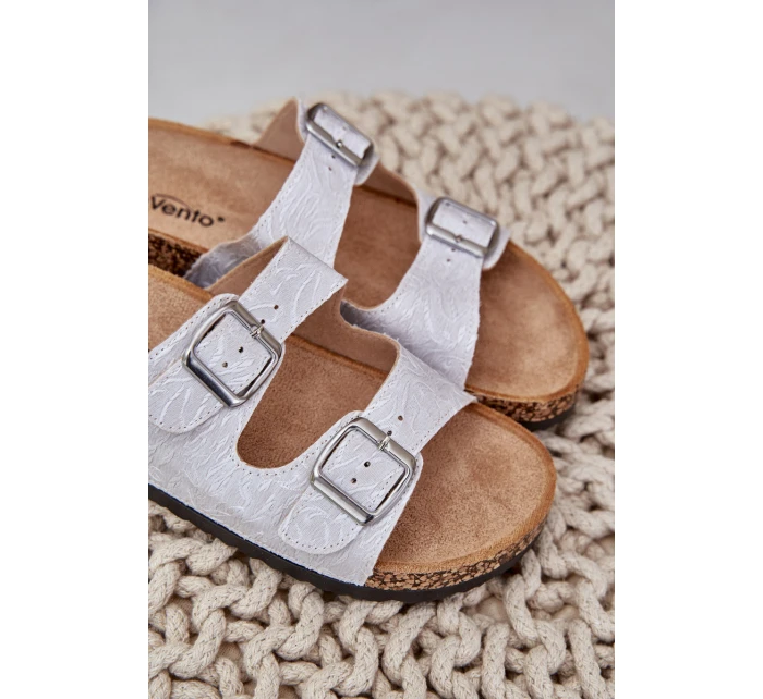 pantofle na korkové podrážce s přezkami světle šedé model 21685392 - Boto pantofle na korkové podrážce s přezkami světle šedé model 21685392 - Boto