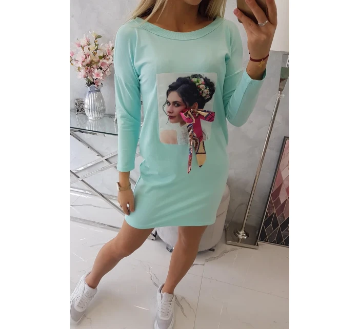 Šaty s grafikou a barevnou 3D mašlí mincovníku