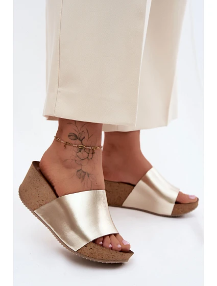 model 22136747 kožené dámské pantofle na korkové platformě zlaté - Zazoo