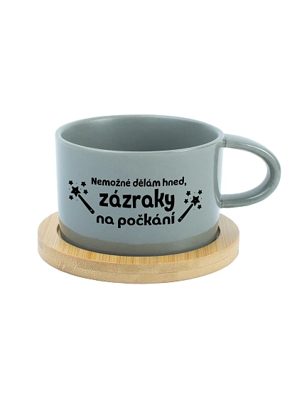 NEMOŽNÉ DĚLÁM HNED, ZÁZRAKY NA POČKÁNÍ - šedý hrníček makronka 200 ml