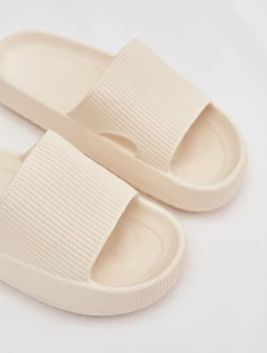 Dámské pantofle na platformě s výstřihem – ecru Ameira