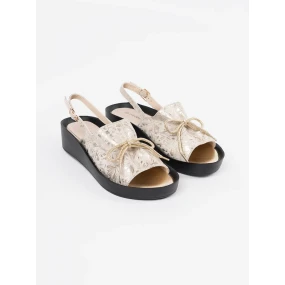 Výborné Jasnobeżowy dámské  sandály na klínku